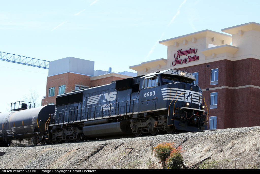 NS 6903 leads train E25 towards Glenwood Yard